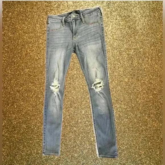 Hollister Denim - HOLLISTER ― 5 SHORT ― MID-RISE JEAN LEGGING Distressed Light Wash Jeans